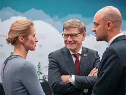 Au&szlig;enminister Johann Wadephul (M., CDU), spricht am Rande des Au&szlig;enministertreffens der G7-Runde wirtschaftsstarker Demokratien in Kanada mit der EU-Au&szlig;enbeauftragten Kaja Kallas und dem franz&ouml;sischen Au&szlig;enminister Jean-No&euml;l Barrot. - &copy; Soeren Stache/dpa