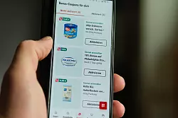 Die Handelskette Rewe hat ihre Angebotskommunikation in ihre App verlagert. (Symbolbild) - © Georg Hilgemann/dpa