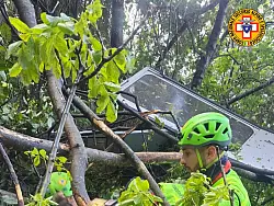 Retter arbeiten an der zertrümmerten Gondel. - © Soccorso Alpino e Speleologico/Soccorso Alpino e Speleologico/AP/dpa