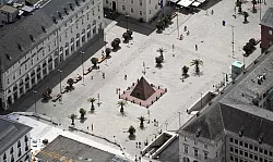 Wenig Grün auf dem Karlsruher Marktplatz - wenn darunter eine U-Bahn fährt, haben Baumwurzeln keinen Raum. - © Uli Deck/dpa