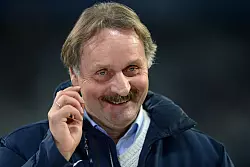 Auch mit 70 noch ein Schelm: Peter Neururer. - © Andreas Gebert/dpa