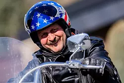 Auch im Alter ist Peter Neururer noch begeister Harley-Fahrer. - © Rolf Vennenbernd/dpa