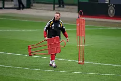 Nagelsmann packt beim Training mit an. - © Christian Charisius/dpa