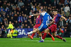 Espanyol tauchte immer wieder gef&auml;hrlich vor dem Tor des FC Barcelona auf. - &copy; Joan Monfort/AP/dpa