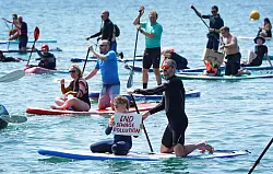 "Surfers Against Sewage" am Brighton West Pier in East Sussex bei einem Paddelprotest gegen die Wasserverschmutzung. - &copy; Gareth Fuller/PA Wire/dpa