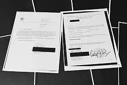 Dokumente aus einer ersten Tranche an Epstein-Akten. - &copy; Jon Elswick/AP/dpa