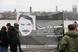 Der PKK-Chef Abdullah Öcalan hat auch in Deutschland viele Anhänger - © Sascha Thelen/dpa