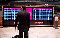 Viel Fluggäste des Hauptstadtflughafen BER klagen gegen Fluglinien. (Symbolbild) - © Fabian Sommer/dpa