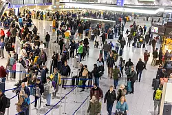 Passagiere am Flughafen Frankfurt. (Symbolbild) - © Helmut Fricke/dpa