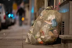 Rein in den Gelben Sack, damit es sp&auml;ter recycelt werden kann: Plastikm&uuml;ll an einer Stra&szlig;e in Deutschland. - &copy; Marjian Murat/dpa