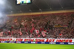 Stimmungsvoll: Die SC-Fans zündeten vor der Partie Wunderkerzen an. - © Philipp von Ditfurth/dpa