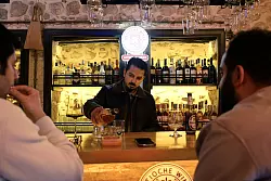 Der Gastronom Dogus Genc betreibt inmitten der zerstörten Altstadt eine kleine Tanzbar. - © Anne Pollmann/dpa