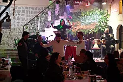 Das Serenat ist ein traditionelles türkisches Gasthaus, das einzige in der zerstörten Altstadt, zwei Jahre nach den verheerenden Erdbeben in der Türkei. - © Anne Pollmann/dpa