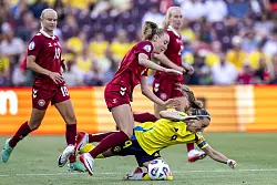 200. Länderspiel für Schwedens Kapitänin Kosovare Asllani (r.) - © Martial Trezzini/KEYSTONE/dpa
