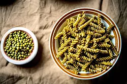 Nudeln aus Hülsenfrüchten - wie diese Spirelli aus Mungobohnen - sind proteinreicher als herkömmliche Weißmehl-Nudeln und machen lange satt. - © Zacharie Scheurer/dpa-tmn