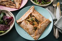 Diese gefüllten Galettes «Pourleth» sind aus Buchweizenmehl, lassen sich gut vorbereiten und im Kühlschrank aufbewahren. - © Christin Klose/dpa-tmn