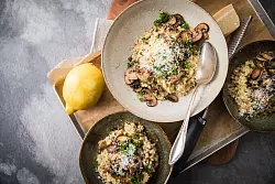 Getreidekörner wie Gerste - hier als Graupen in einem Risotto - müssen vor dem Kochen eingeweicht werden. - © Christin Klose/dpa-tmn