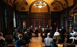 Stephanie Zöllner (hinten, M), Vorsitzende Richterin am Hanseatischen Oberlandesgericht, und weitere Verhandlungsbeteiligte zu Beginn der mündlichen Verhandlung zur Musterfeststellungsklage gegen Parship. - © Franziska Spiecker/dpa