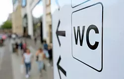 Wer als Deutscher im Urlaub eine Toilette aufsucht, erlebt in manchen Ländern eine Überraschung. (Illustration) - © Sebastian Willnow/dpa/dpa-tmn