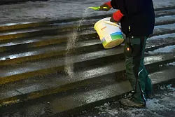 &Uuml;berfrierender Regen kann gef&auml;hrlich werden - f&uuml;r Fu&szlig;g&auml;nger ebenso wie im Stra&szlig;en- und Bahnverkehr. - &copy; Malin Wunderlich/dpa