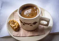 Ein warmes, &uuml;ppiges Braun ist f&uuml;r das Pantone-Institut die Trendfarbe 2025 - auch &laquo;Mocha Mousse&raquo; genannt. (Symbolbild) - &copy; Frank Rumpenhorst/dpa