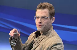 Bestsellerautor Bas Kast erl&auml;utert in einem neuen Buch: &laquo;Warum ich keinen Alkohol mehr trinke&raquo;. (Archivbild) - &copy; Jens Kalaene/dpa