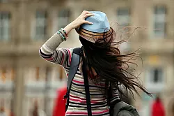 Es gibt Tage (oder das ganze erwachsene Leben), da ist man einfach durch den Wind - keine Sorge, das ist so sympathisch, das Mode-Experten diesen Look nun zum Trend erkl&auml;ren. (Symbolbild) - &copy; Oliver Berg/dpa/dpa-tmn