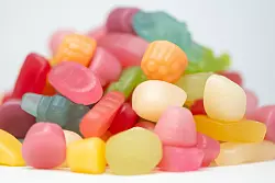 Bonbonfarben k&ouml;nnten in verschiedenen Bereichen im Jahr 2025 angesagt sein. (Symbolbild) - &copy; Sebastian Kahnert/dpa