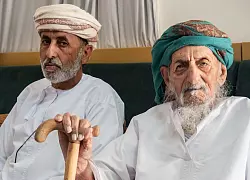 «Ich bin immer noch Beduine», sagt Salime Hussin Al-Rashdi (l). Neben ihm sitzt sein Vater. - © Andreas Drouve/dpa-tmn