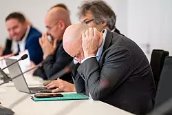 Die BSW-Fraktion in Brandenburg steckt in der Krise. Finanzminister Robert Crumbach (BSW, ganz rechts) spricht von einer &laquo;schwierigen Situation&raquo;. - &copy; Fabian Sommer/dpa