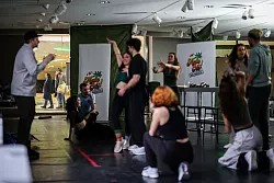 Passanten k&ouml;nnen - wenn sie wollen - durchaus einen Blick in die Probenr&auml;ume erhaschen. - &copy; Christoph Reichwein/dpa