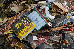 Aufräumen nach der Party: Reinigungskräften haben ab Neujahr einiges zu tun. - © Soeren Stache/dpa