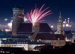 Wie in München wurde vielerorts ein Feuerwerk gezündet. - © Sven Hoppe/dpa