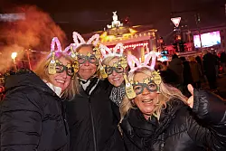 Vor dem Brandenburger Tor in Berlin steigt Deutschlands größte Silvesterparty. - © Joerg Carstensen/dpa