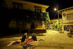 Menschen übernachten aus Angst vor Nachbeben im Freien - © Berkman Ulutin/DIA Photo/AP/dpa