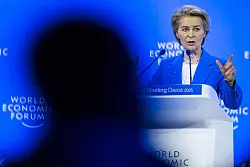 EU-Kommissionspräsident Ursula von der Leyen weist auf die wirtschaftliche Verflechtung hin. - © Laurent Gillieron/KEYSTONE/dpa