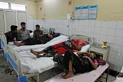 Verletze werden nach einer Massenpanik im Bezirkskrankenhaus behandelt - &copy; Rajesh Kumar Singh/AP/dpa