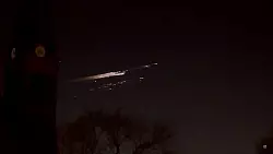 Ein Lichtschweif erhellt den Nachthimmel. - © --/NEWS5/dpa