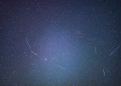 Verglühender Weltraumschrott leuchtet länger als Sternschnuppen. - © Patrick Pleul/dpa