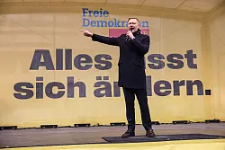 Lindner muss sich auch gegen lautstarke Proteste durchsetzen. - © Oliver Berg/dpa