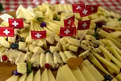 Schokolade und K&auml;se aus der Schweiz d&uuml;rfte in den USA unerschwinglich teuer werden (Archivbild) - &copy; Georgios Kefalas/KEYSTONE/dpa