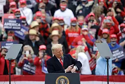 Trump und andere Milliard&auml;re seines Kabinetts gelten als Fans Schweizer Markenuhren (Archivbild) - &copy; Jacqueline Larma/AP/dpa