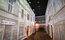 Blick ins Museum Polin: ein nachempfundener Straßenzug Warschaus von einst. - © Geraldine Friedrich/dpa-tmn