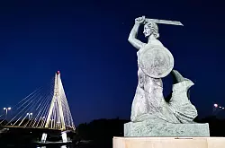 Die Meerjungfrau ist das Symbol Warschaus - hier als Statue an der ?wi?tokrzyski-Brücke. - © Geraldine Friedrich/dpa-tmn