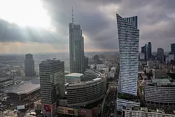 Skyline von Warschau: Die Sonne scheint bei wechselhafter Bewölkung auf die Wolkenkratzer in der Innenstadt. - © Jan Woitas/dpa/dpa-tmn