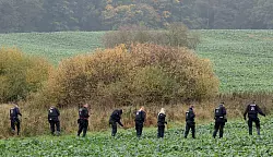 Am Mittwoch suchte die Polizei im erweiterten Umfeld des Fundortes einer Kinderleiche nach Spuren. - © Bernd Wüstneck/dpa