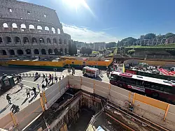 Vor dem &laquo;Heiligen Jahr&raquo; 2025 wird auch vor dem Kolosseum noch an einer neuen U-Bahn-Linie gearbeitet. - &copy; Christoph Sator/dpa