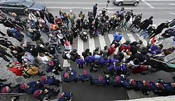 Anh&auml;nger der Opposition demonstrieren vor dem Parlament gegen die Verfassungs&auml;nderungen, durch die non-bin&auml;re Personen nicht als solche anerkannt werden und Verbote &ouml;ffentlicher Veranstaltungen nicht-heresosexueller Gemeinschaften m&ouml;glich machen. - &copy; Tibor Illyes/MTI/AP/dpa