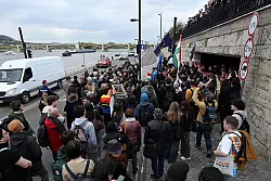 Anh&auml;nger der Opposition demonstrieren vor dem Parlament gegen die Verfassungs&auml;nderungen, durch die non-bin&auml;re Personen nicht als solche anerkannt werden und Verbote &ouml;ffentlicher Veranstaltungen nicht-heresosexueller Gemeinschaften m&ouml;glich machen. - &copy; Tibor Illyes/MTI/AP/dpa