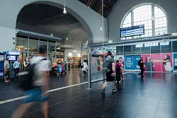 Insgesamt acht Radarsensoren, vier in der Bahnhofsvorhalle und vier am Platz der Republik, wurden f&uuml;r die Testmessungen installiert. - &copy; Marius Becker/dpa